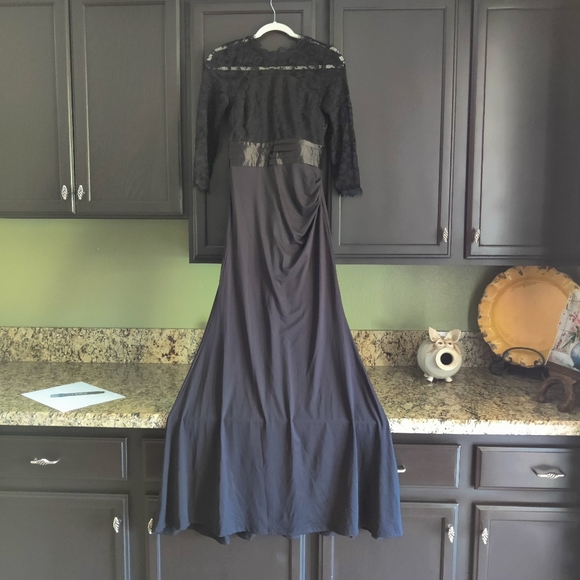 Baby on line D.R.E.S.S  Floor length Lace Gown - Picture 2 of 11